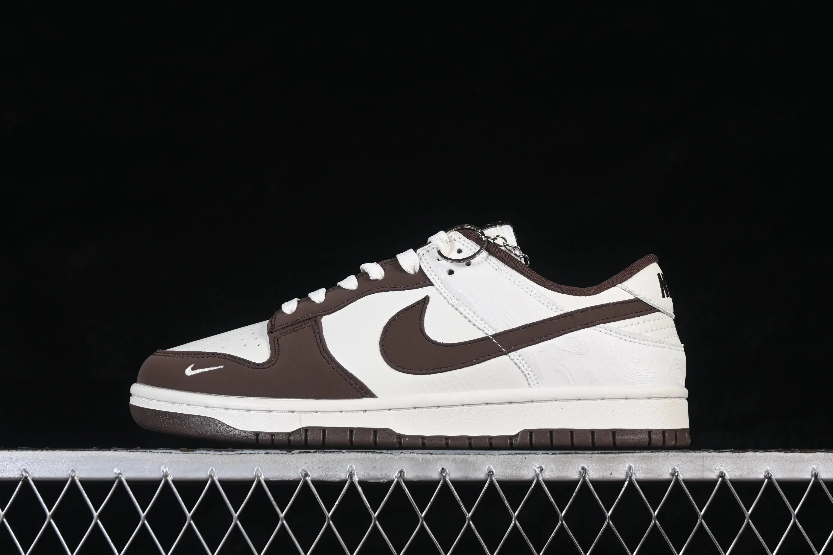All Categories Nk SB Dunk Series Nk SB Dunk Low High-end Customized Low-top Shoes Nike SB Dunk Low Year of the Horse Limited Brown and White Embossed High-end Customized Low-top Casual Skateboard Shoes IQ1118-220